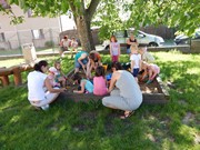 Společné odpoledne rodičů a dětí - natírání popelnic